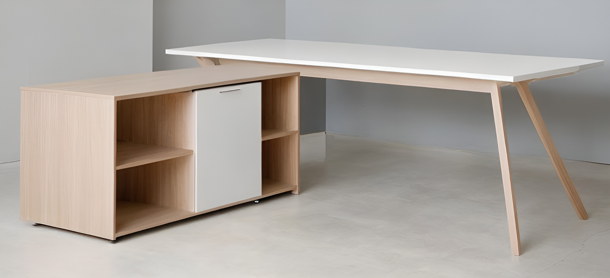 Minimalistyczne biurko z białym blatem i jasnymi, drewnianymi nogami, obok szafka z półkami i białą szafką z przesuwanymi drzwiami. Prosty design w neutralnej kolorystyce.