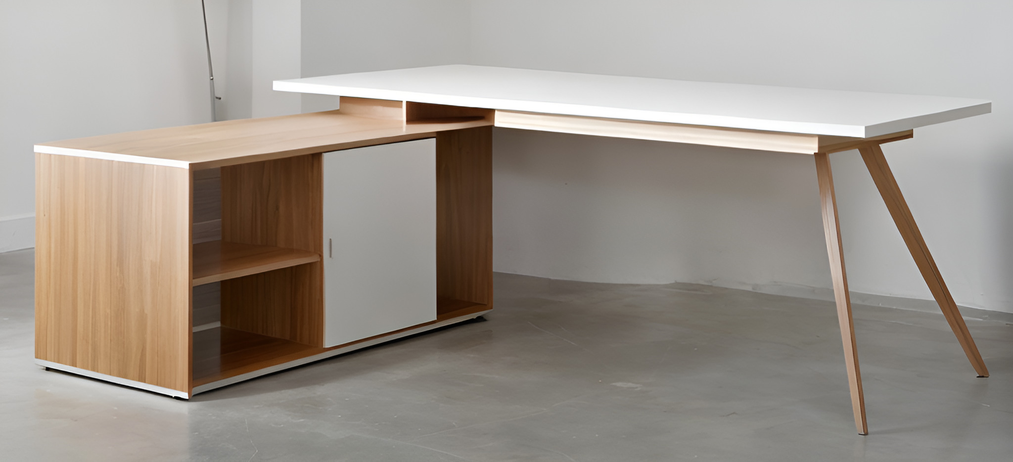 Nowoczesne biurko narożne z blatem w kolorze białym i drewnianą szafką z półkami, wsparte na skośnych nogach z jasnego drewna.