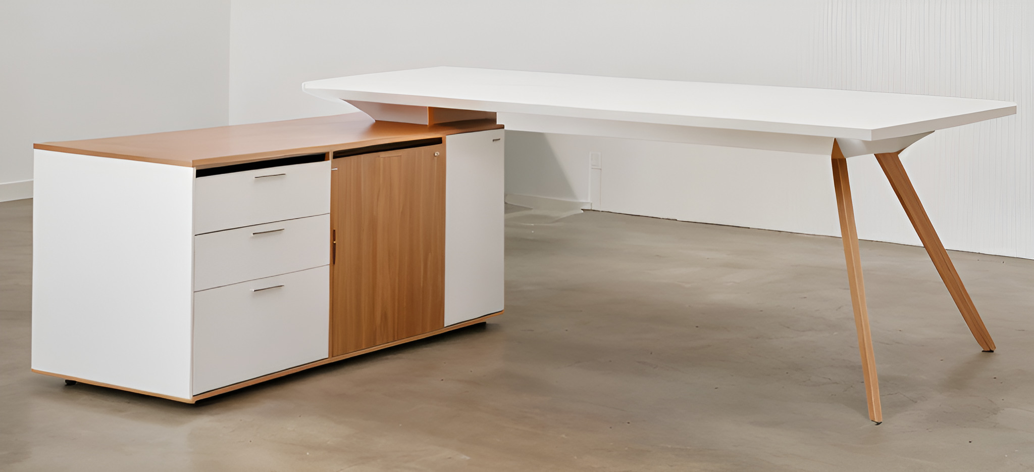 Nowoczesne biurko narożne z białym blatem i drewnianymi nogami, połączone z szafką z trzema szufladami i drzwiczkami z jasnego drewna, na tle minimalistycznego wnętrza.