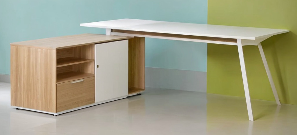 Nowoczesne biurko z białym blatem i drewnianą szafką z szufladą i przesuwnymi drzwiami, ustawione na błyszczącej podłodze na tle ściany w dwóch odcieniach zieleni i błękitu.