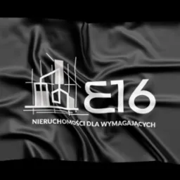 Czarna, falująca tkanina z białym logo firmy 'E16 Nieruchomości dla wymagających' i graficznym przedstawieniem budynku.
