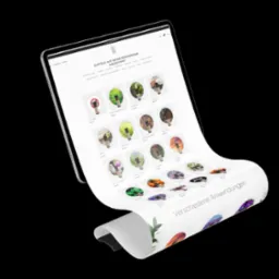 Tablet prezentuje stronę internetową z ofertą olejków eterycznych, widok z boku, z efektem zwijającej się strony.