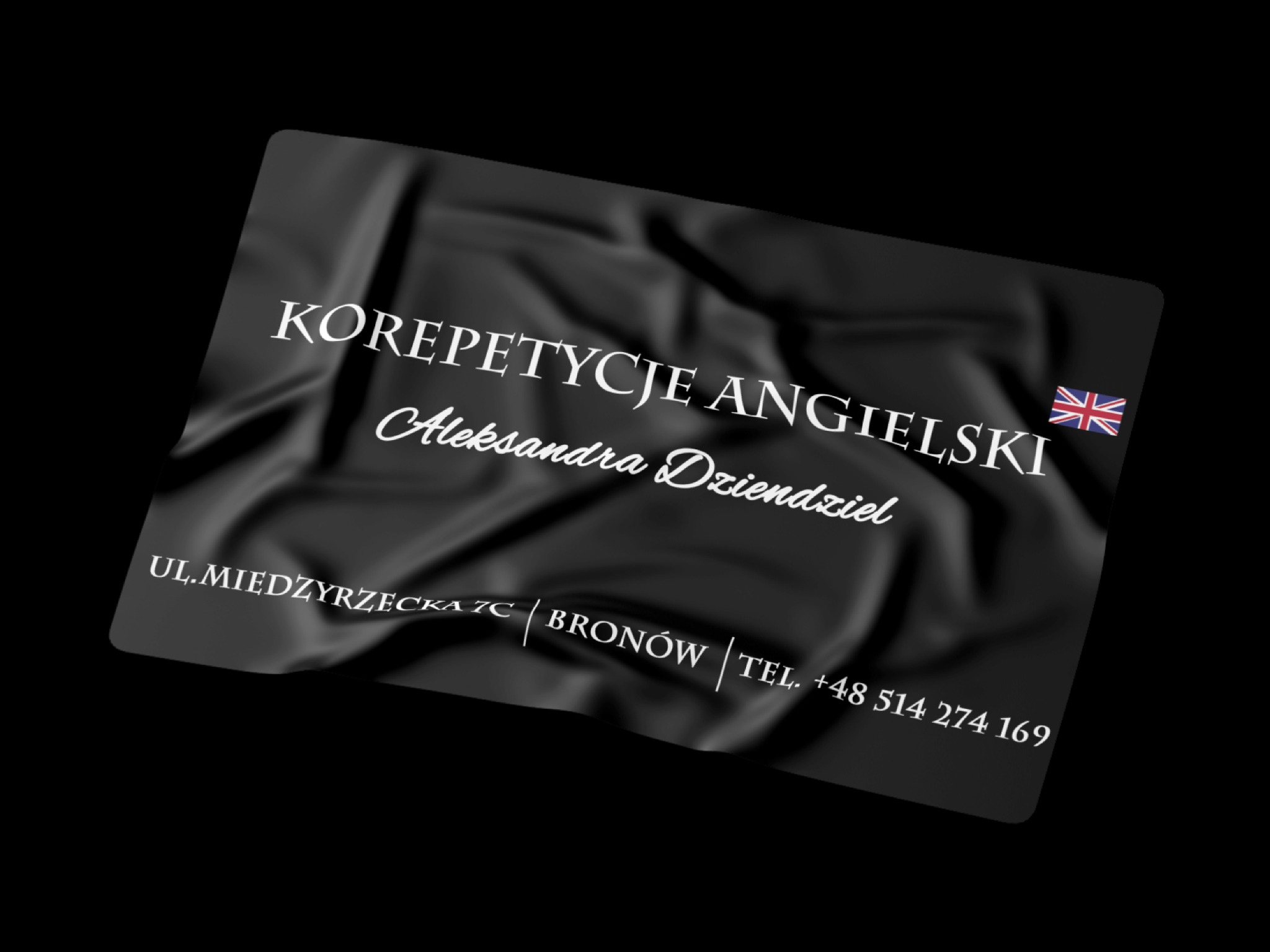 Wizytówka na czarnym, drapowanym tle z napisem 'Korepetycje Angielski Aleksandra Dziendziel', adres, telefon i flaga Wielkiej Brytanii.