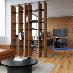 TENGO DESIGN - Nowoczesne biuro z drewnianą ścianką działową, regałem i brązową sofą. W tle biurko, krzesła i telewizor na ścianie z drewnianych płytek.