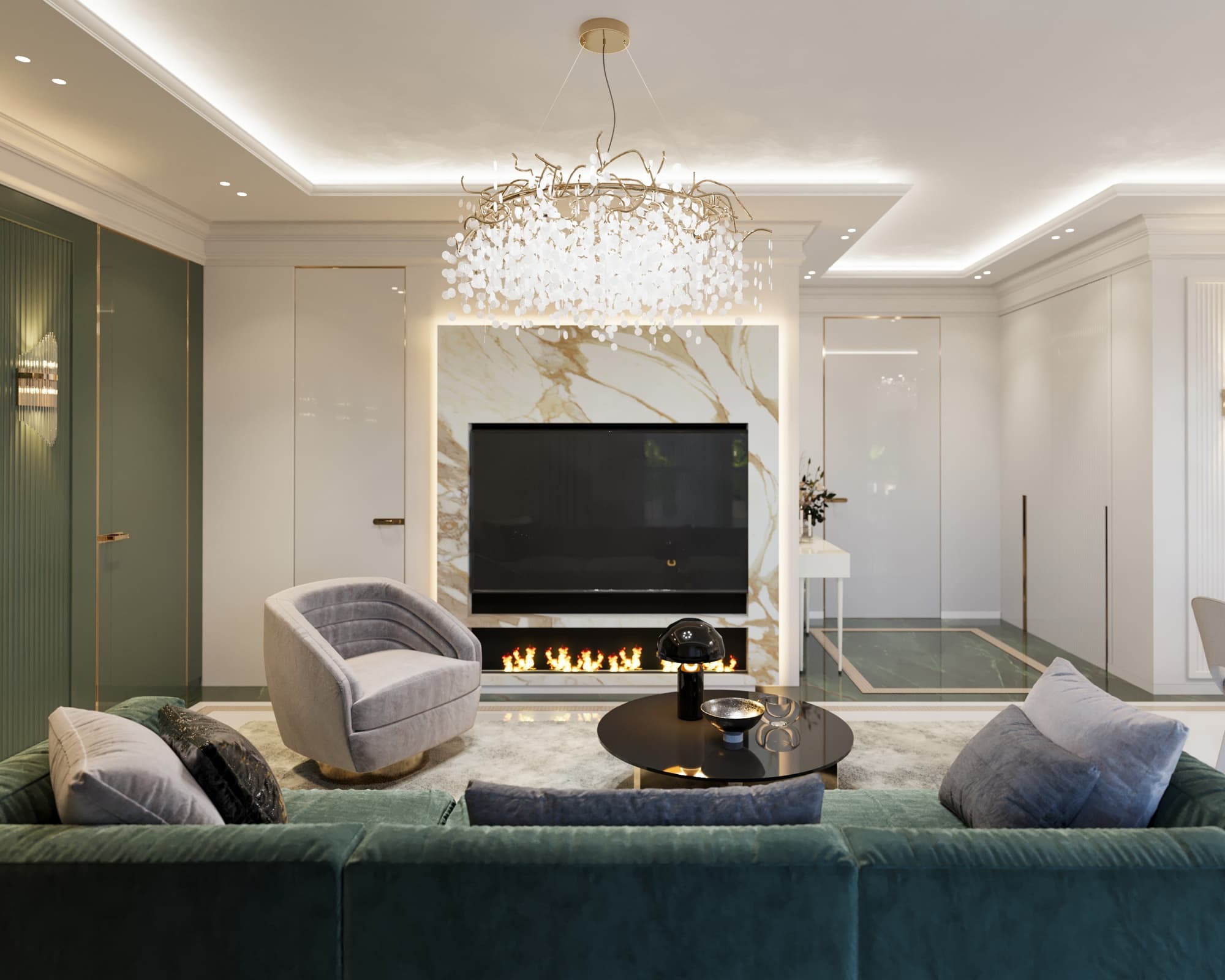 Elegancki salon z kominkiem elektrycznym w marmurowej obudowie, nowoczesny żyrandol z białych elementów, zielona sofa i szare fotele, okrągły stolik kawowy z dekoracyjną misą.