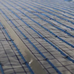 Prawidłowo ułożona instalacja akumulacyjnego ogrzewania podłogowego kablami grzewczymi