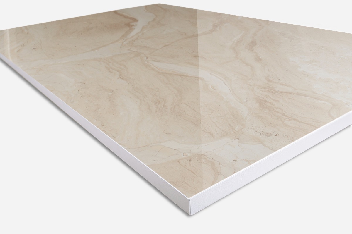 Błyszczący, beżowy panel grzewczy naścienny z marmurkowym wzorem, widoczny z perspektywy lekko od góry.