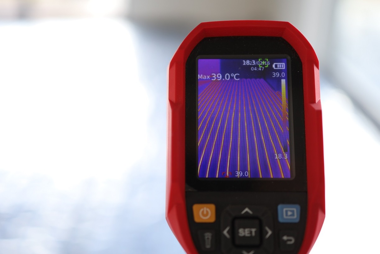 Pomiar kamerą termowizyjną prawidłowo ułożonej instalacji ogrzewania akumulacyjnego kablami grzewczymi
