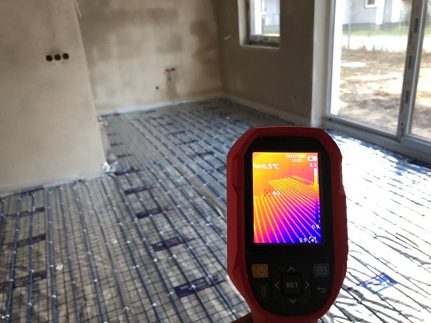 Pomiar kamerą termowizyjną prawidłowo ułożonej instalacji akumulacyjnego ogrzewania podłogowego kablami grzewczymi