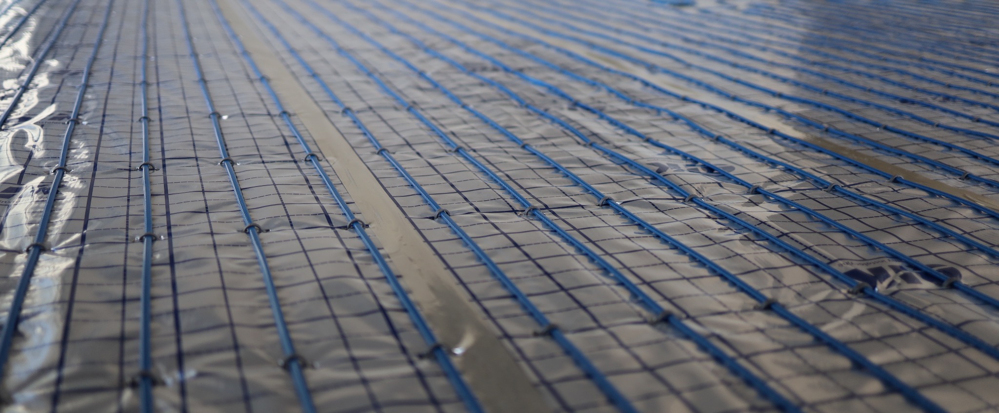 Prawidłowo ułożona instalacja akumulacyjnego ogrzewania podłogowego kablami grzewczymi