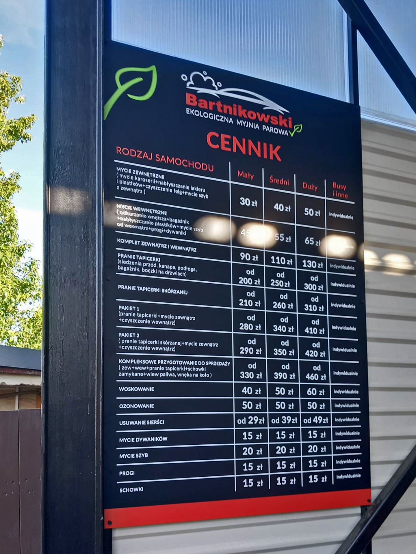 Cennik ekologicznej myjni parowej Bartnikowski, z ofertą mycia zewnętrznego i wewnętrznego samochodów, prania tapicerki oraz ozonowania i woskowania, z podziałem na małe, średnie, duże auta i busy.