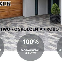 MICHAŁ GALAS GALASBRUK - Ułożona kostka w szaro-białe wzory przed budynkiem z drewnianą bramą garażową, obok donica z zielonym krzewem. Logo firmy Galasbruk oraz informacje o doświadczeniu, zadowoleniu klientów i gwarancji.