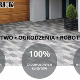 Ułożona kostka w szaro-białe wzory przed budynkiem z drewnianą bramą garażową, obok donica z zielonym krzewem. Logo firmy Galasbruk oraz informacje o doświadczeniu, zadowoleniu klientów i gwarancji.