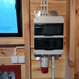 Montaż instalacji elektrycznej w budynku gospodarczym.