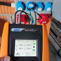 Usługi dla nieruchomości Rafał Jarzębski - Montaż rozdzielnicy budowlanej w budynku jednorodzinnym.