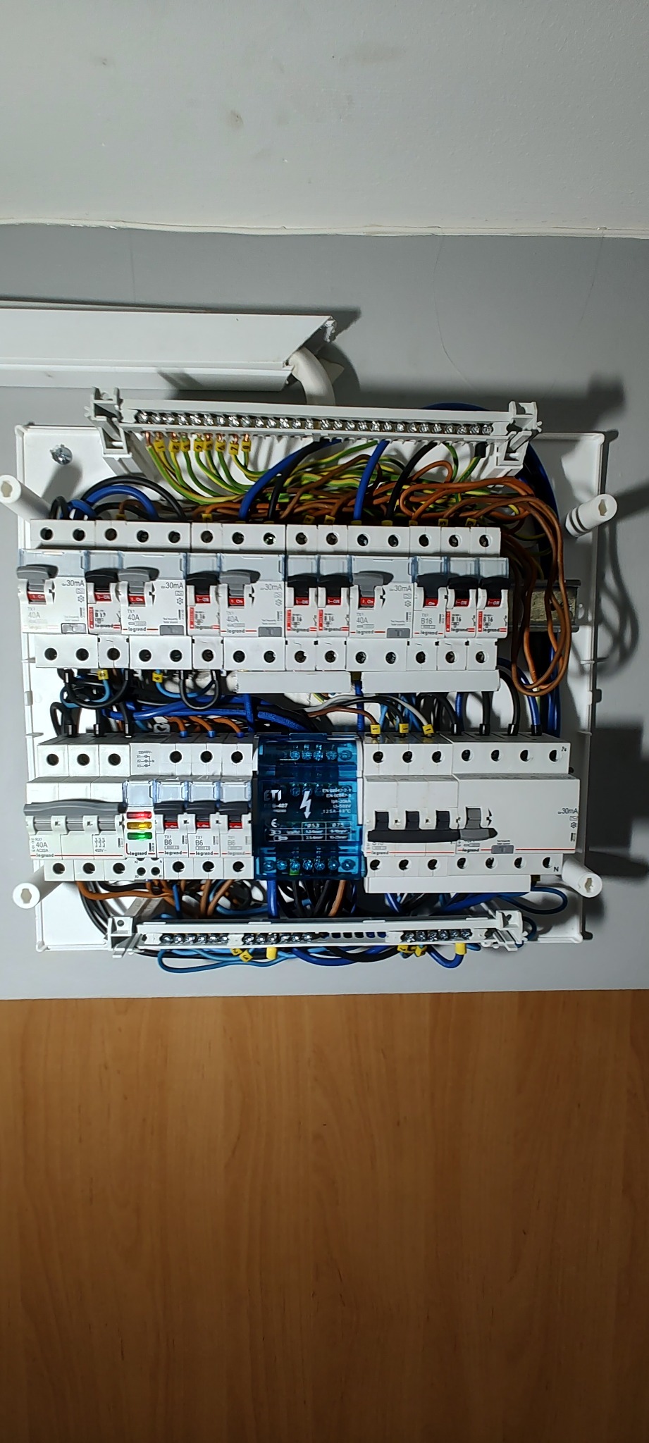 Modernizacja rozdzielnicy w lokalu mieszkalnym wraz ze zwiększeniem mocy przyłączeniowej i zmianą zasilania na 3 fazowe.