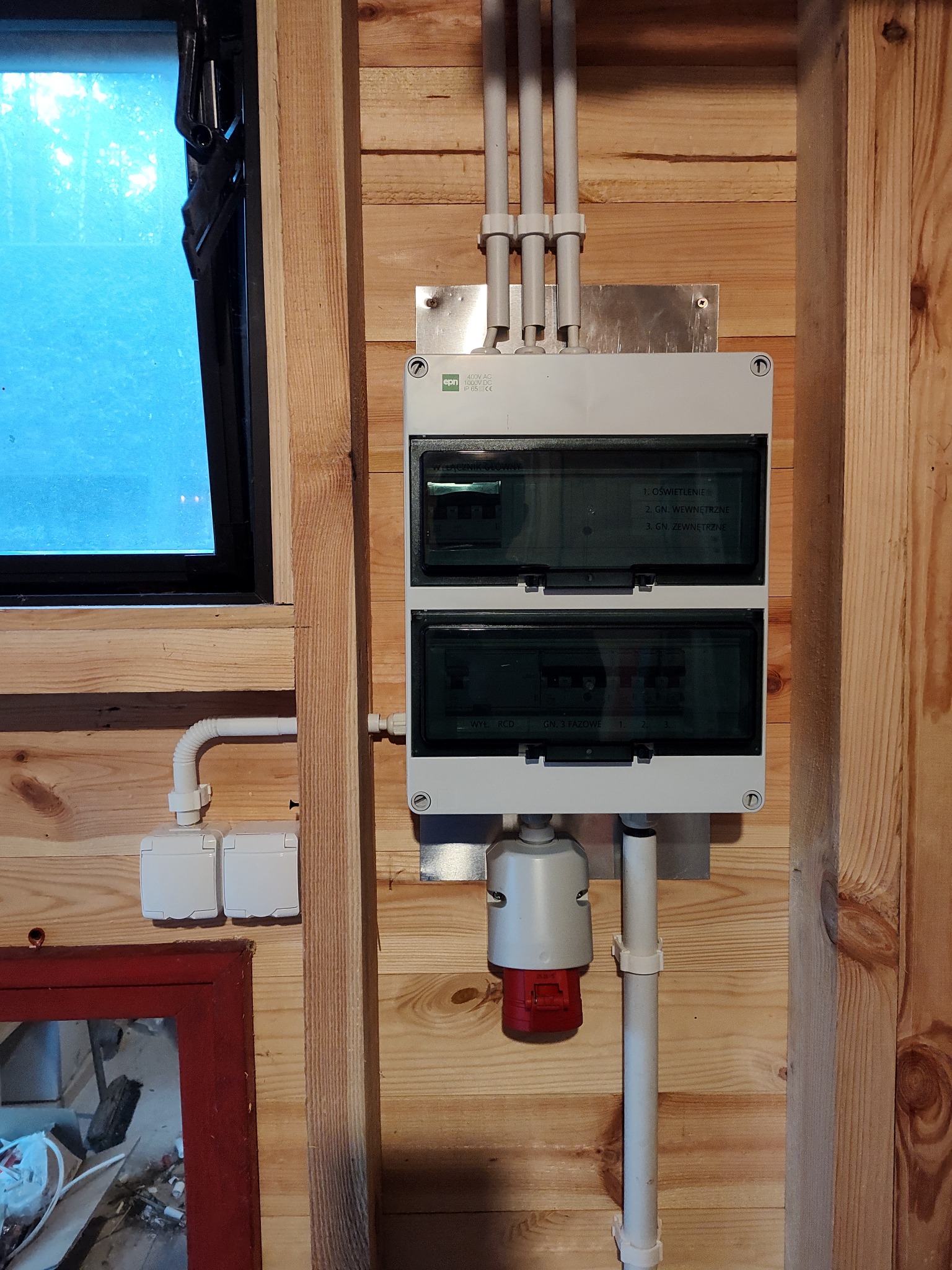 Montaż instalacji elektrycznej w budynku gospodarczym.