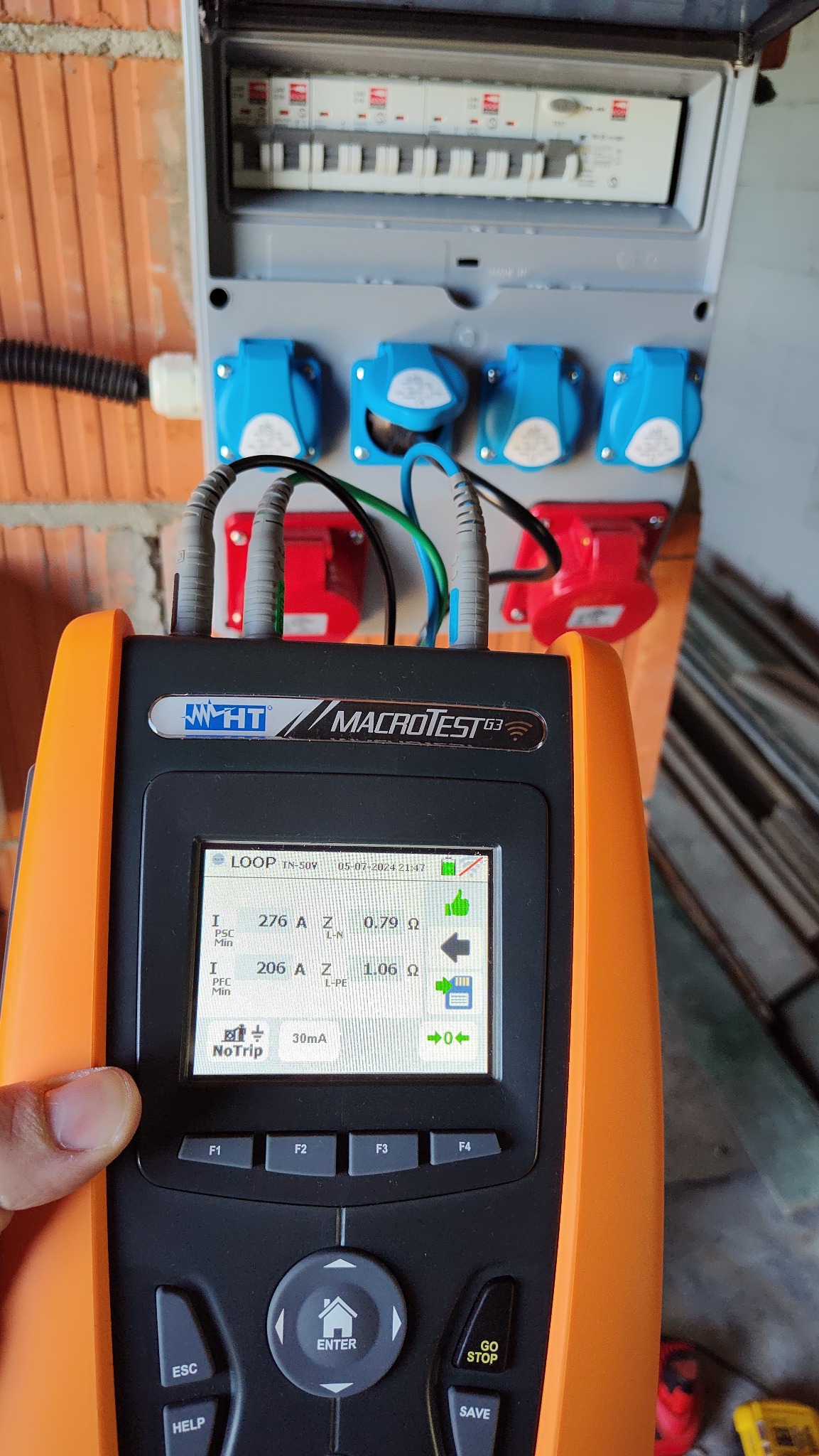 Montaż rozdzielnicy budowlanej w budynku jednorodzinnym.