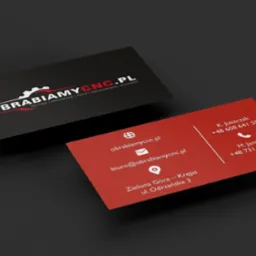 Dwie wizytówki firmy ObrabiamyCNC.pl: czarna z logo i czerwona z danymi kontaktowymi, leżące na czarnym tle pod kątem.