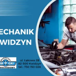 Mężczyzna w kombinezonie warsztatowym, oświetlający lampą wnętrze silnika samochodowego w warsztacie, z logo warsztatu i danymi kontaktowymi na niebieskim tle.