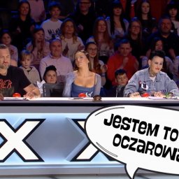 Twój Dj Maciej DJ SPIDER - Panel jurorski w telewizyjnym show talentów, z publicznością w tle. Na pierwszym planie tekst w dymku: 'Jestem totalnie oczarowana'.
