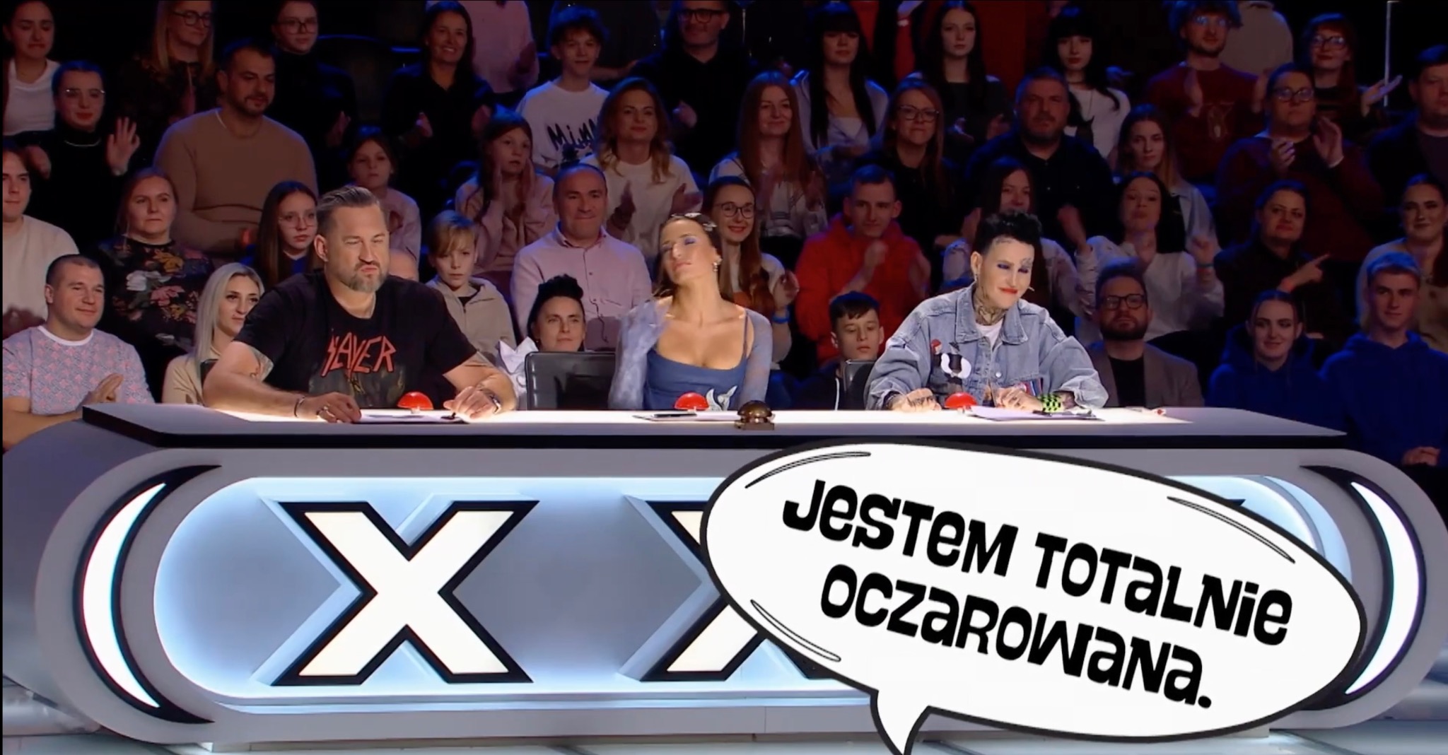 Panel jurorski w telewizyjnym show talentów, z publicznością w tle. Na pierwszym planie tekst w dymku: 'Jestem totalnie oczarowana'.