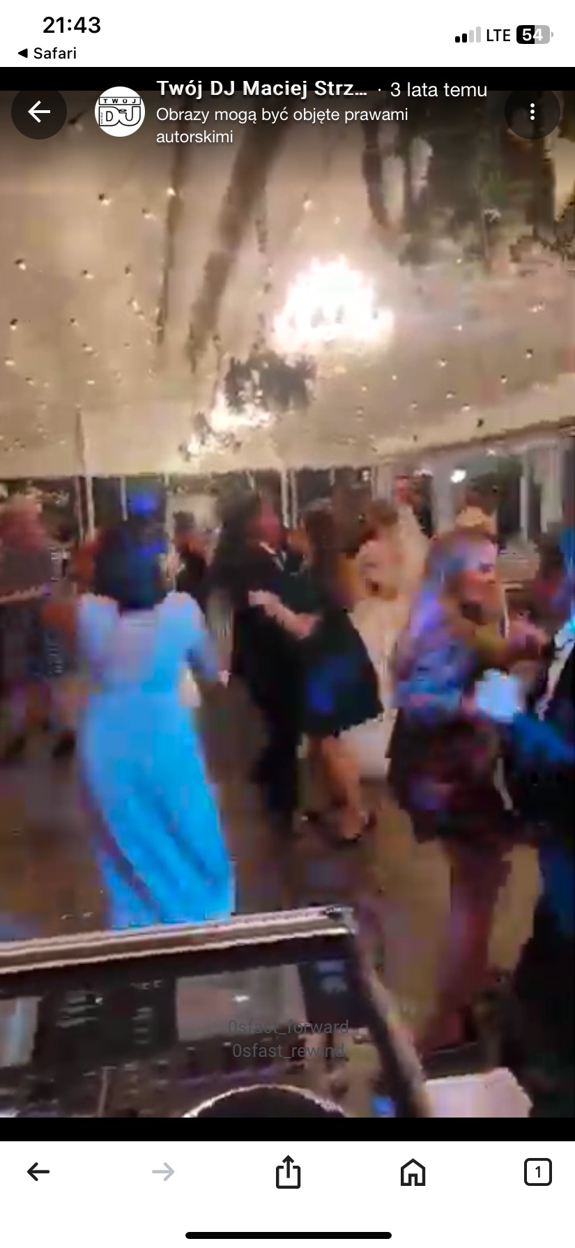 Parkiet taneczny z bawiącymi się gośćmi weselnymi, widziany z perspektywy DJ-a. Oświetlenie sceniczne i dekoracje sufitowe tworzą imprezowy klimat.