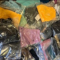 Zajmuje sie sprzedaza odziezy markowej w 100% oryginalnej . Ceny mocno konkurencyjne. Zapraszam do kontaktu po wiecej informacji