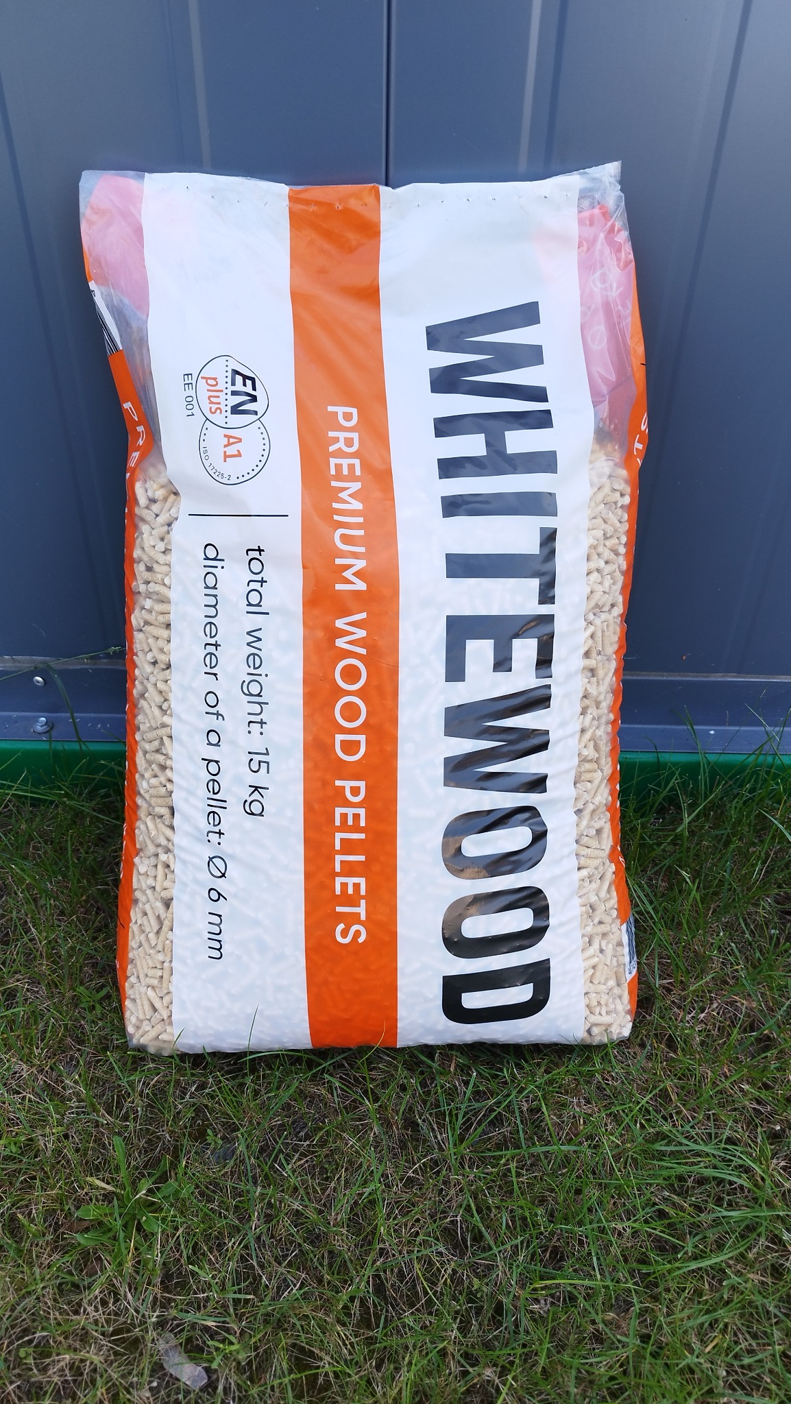 Wysokiej jakości pellet drzewny Whitewood sosnowo-świerkowy.