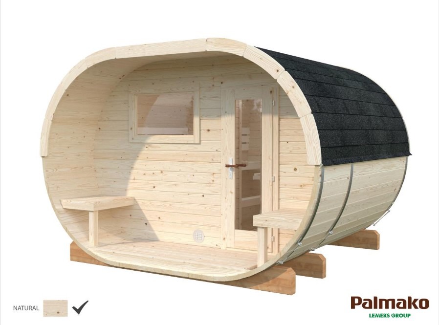 Drewniana sauna ogrodowa w kształcie beczki z czarnym dachem bitumicznym, widok z przodu na wejście z przeszklonymi drzwiami i małym oknem, wnętrze z ławkami, na drewnianych legarach, z logo...