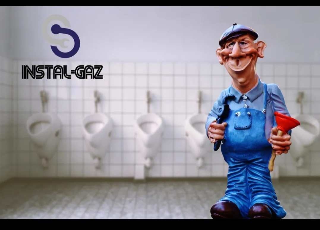 Karykaturalna figurka hydraulika w niebieskim kombinezonie, trzymająca klucz francuski i przepychaczkę, na tle rzędu pisuarów i logo firmy instalacyjnej.