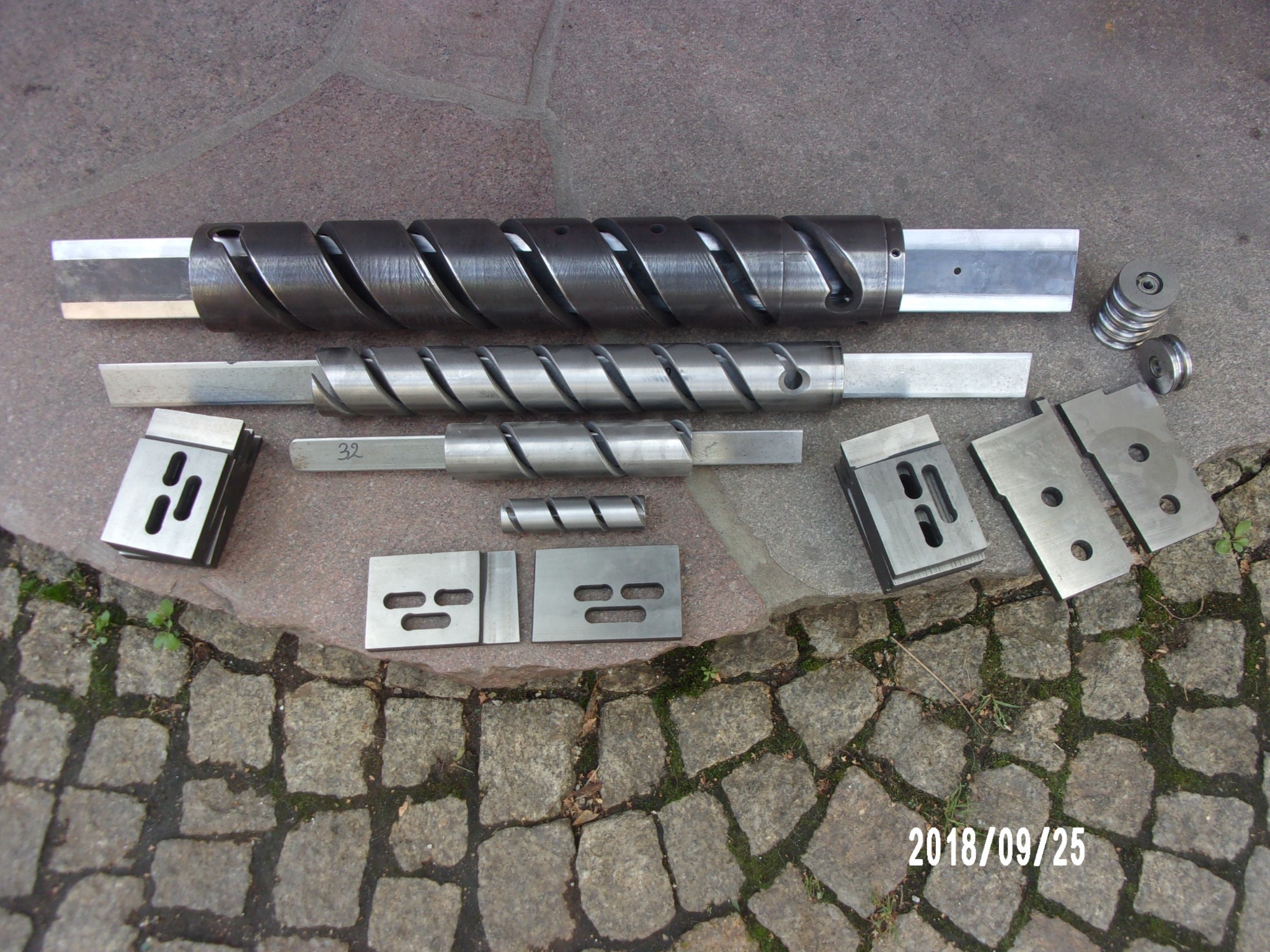 Narzdia do produkcji siatki ogrodzeniowej ( tuleje, noże , noże tnace drut , rolki