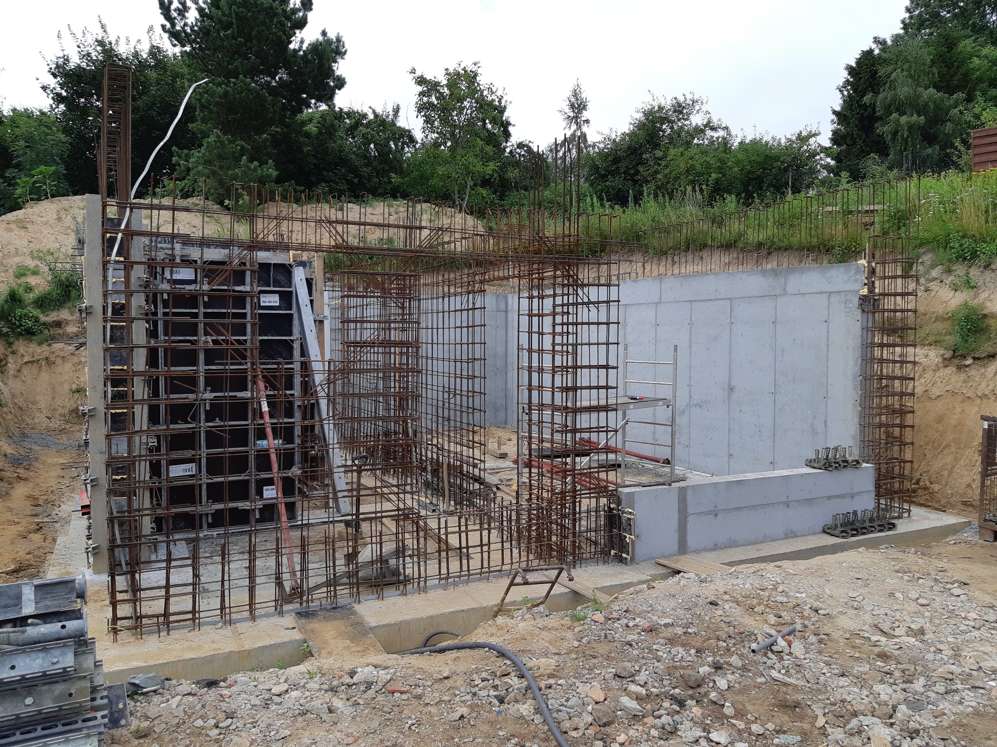 Ściany piwnicy w technologii monolitycznej.