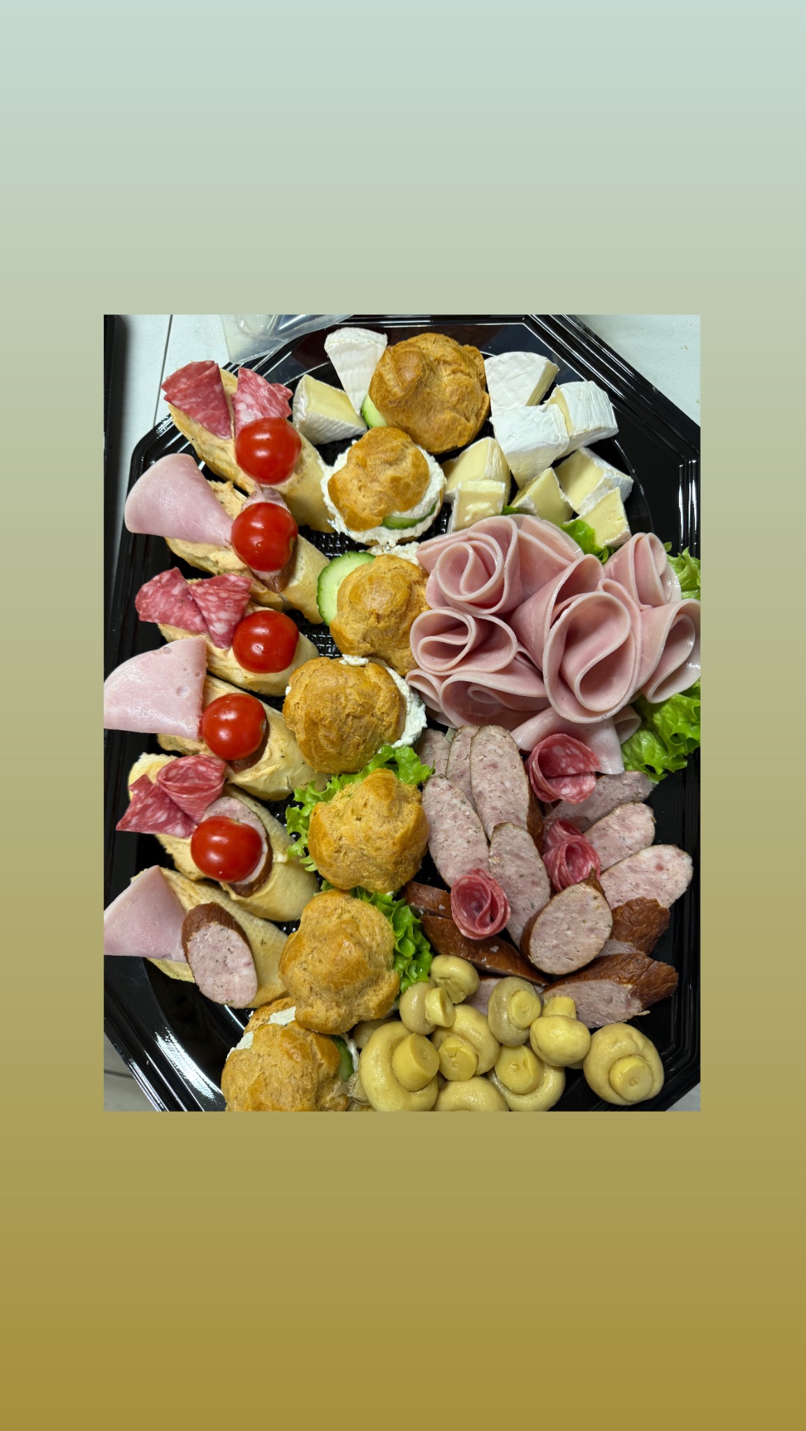 Czarna taca z wykwintnymi przekąskami: mini kanapeczki z szynką i pomidorem, sery, ptysie z kremem, wędliny i pieczarki. Idealne na elegancki catering.