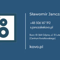 Wizytówka firmy KOVO z logo w białym kwadracie, imieniem i nazwiskiem Sławomir Janczak, numerem telefonu, adresem e-mail, adresem biura w Gdyni i adresem strony internetowej kovo.pl na niebieskim tle.