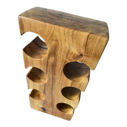 Usługi budowlane&stolarskie-Domino - Ręcznie wykonany, rustykalny stojak na wino z litego drewna z widocznymi słojami i naturalnymi pęknięciami, z sześcioma okrągłymi otworami na butelki, na białym tle.