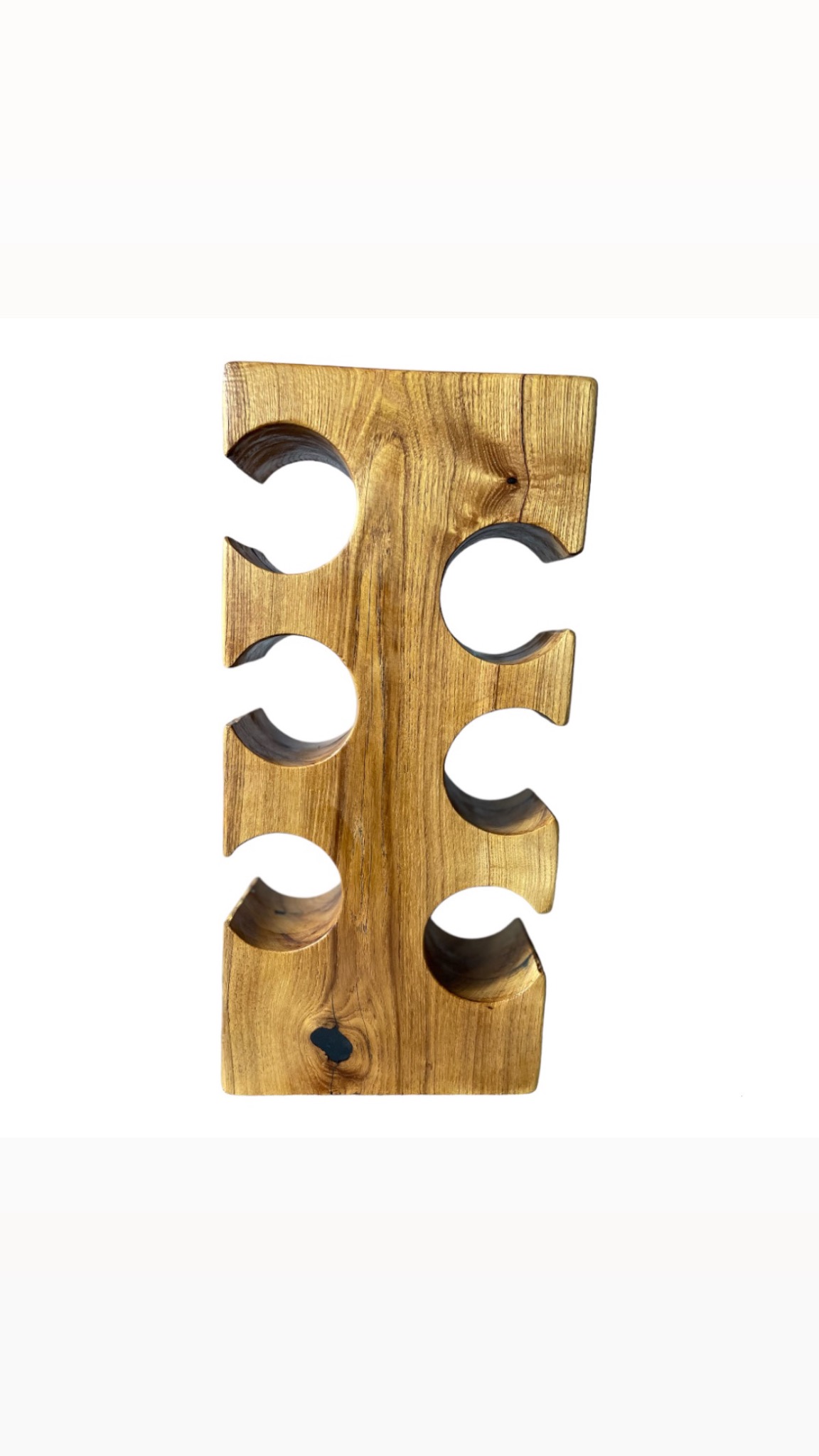 Ręcznie wykonany, surowy stojak na wino z litego drewna z widocznymi słojami i sękiem, wykończony olejem, z sześcioma otworami na butelki.