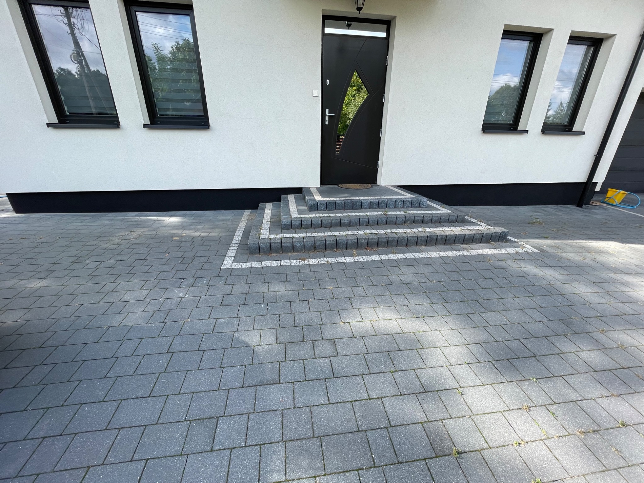 Tynk mmozajkowy w kolorze czarnym wykonany na cokole zewnętrznym