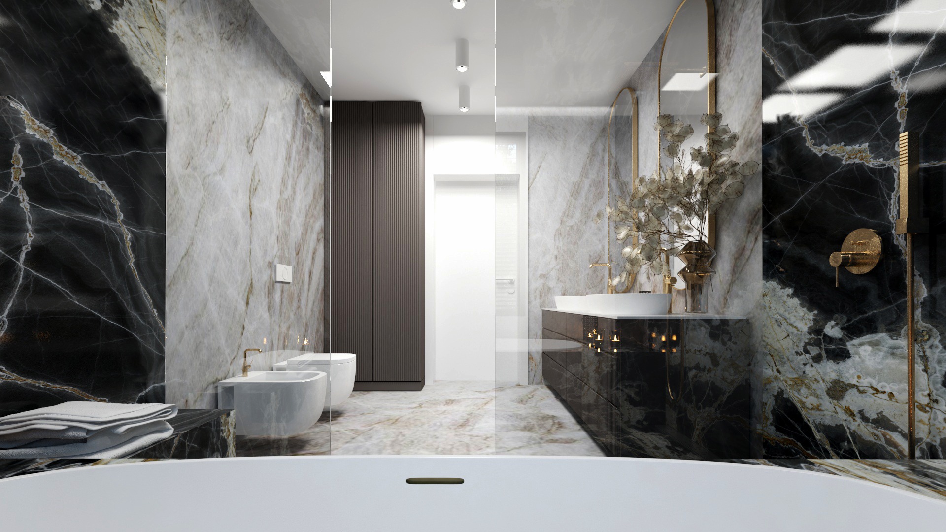 Elegancka łazienka z marmurowymi ścianami w odcieniach czerni i bieli, z złotymi akcentami na armaturze i lustrach, minimalistyczna umywalka z dekoracyjną rośliną, widok z perspektywy wanny.