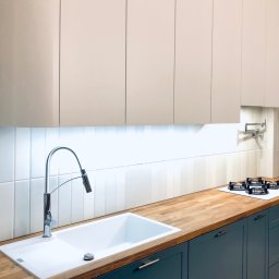 LAMAR meble - Nowoczesna kuchnia z drewnianym blatem, białym zlewem i ciemnymi szafkami. Uwagę przykuwa bateria z wyciąganą wylewką i minimalistyczny design.