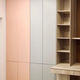 LAMAR meble - Nowoczesna szafa wnękowa z biurkiem, fronty w odcieniach różu i szarości, drewniane półki po prawej stronie. Minimalistyczny design, jasne wnętrze.
