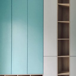 LAMAR meble - Błękitno-biała szafa wnękowa z otwartymi półkami z jasnego drewna, minimalistyczny design, nowoczesne wykończenie, widok z bliska.