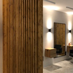 LAMAR meble - Drewniana ścianka działowa z pionowych listew w salonie fryzjerskim, widoczne lustra, oświetlenie punktowe i stanowiska pracy