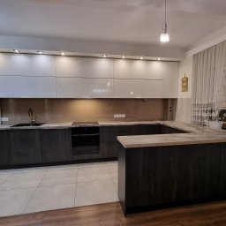 Zabudowa kuchni ciemnym drewnianym dekorze