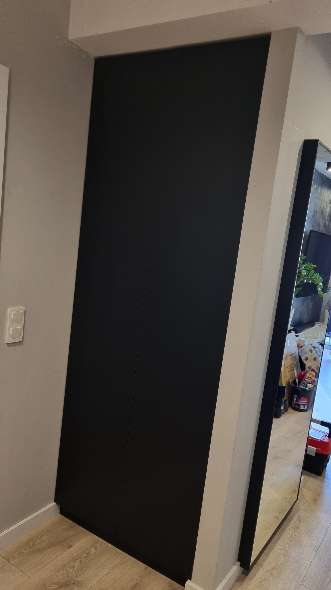 Szafa wnękowa w matowym akrylu