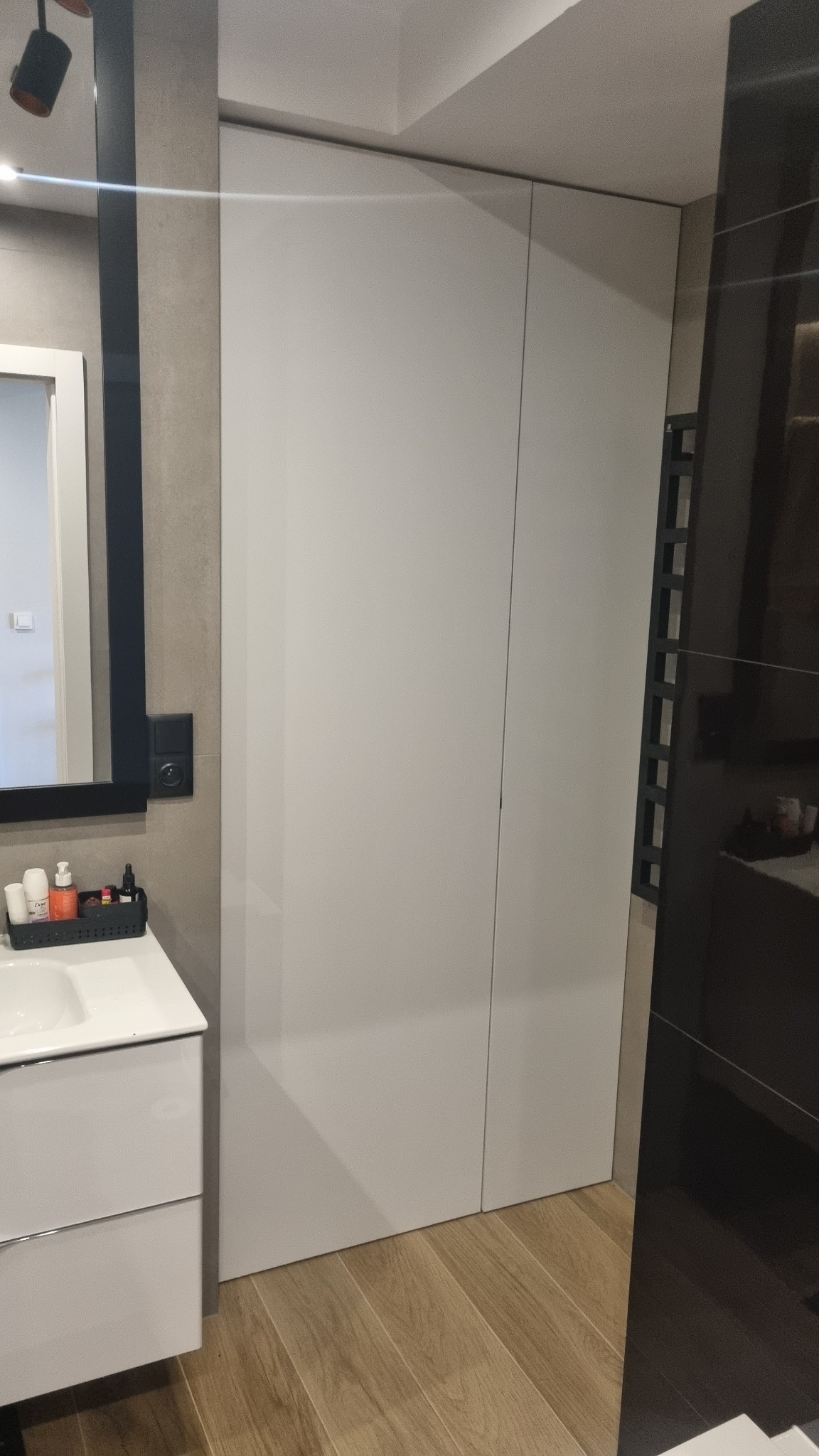 Szafa wnękowa w akrylu z połyskiem