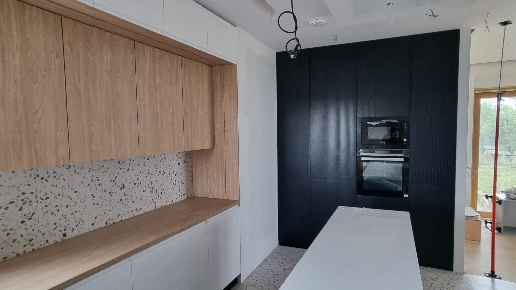 Zabudowa kuchenna z wyspą i frontami ryflowanymi