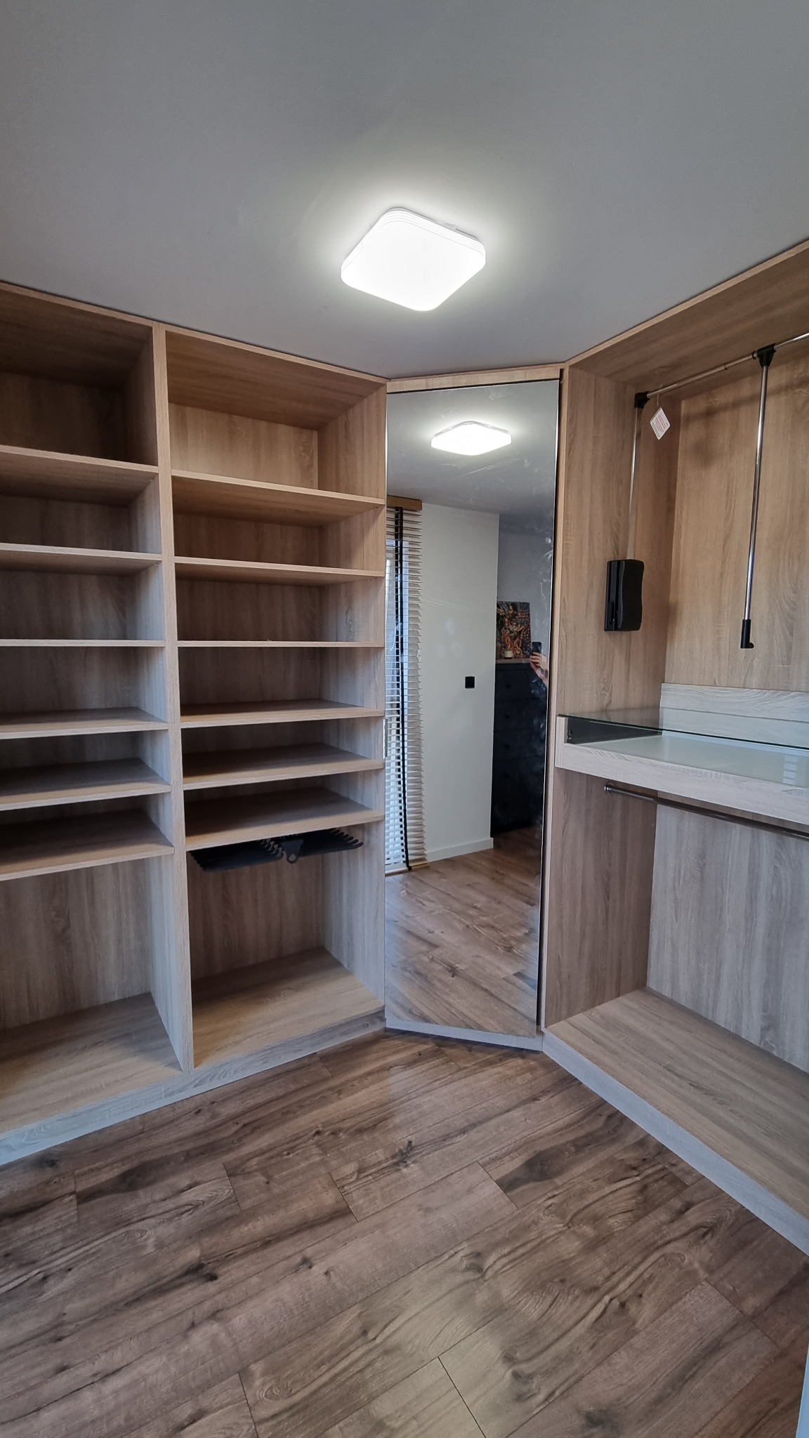 Zabudowa garderoby z szufladą na biżuterię i pantografem