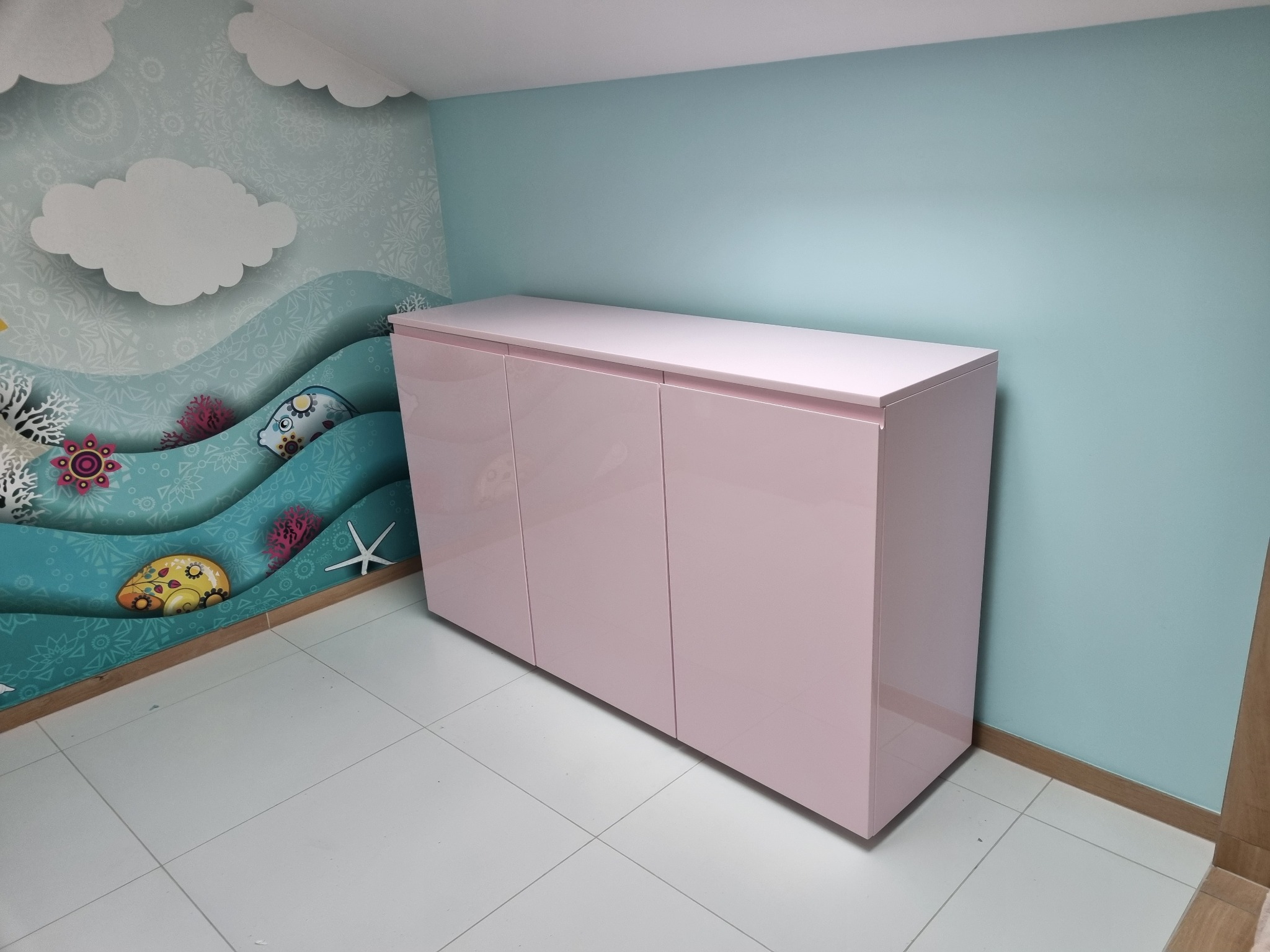 Szafka łazienkowa w pastelowym lakierze z połyskiem i frezowanymi uchwytami