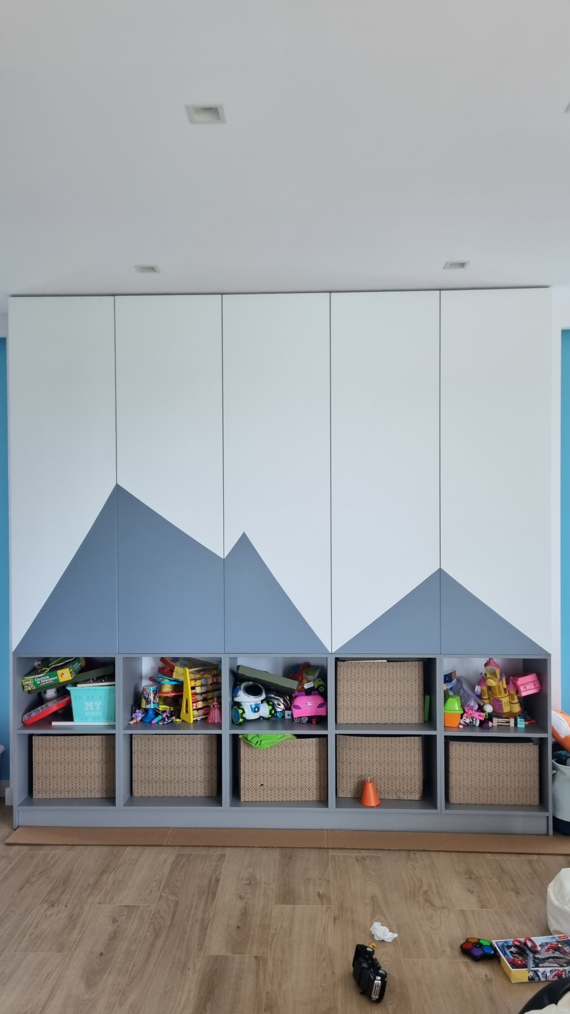 Szafa na zabawki w pokoju zabaw dla dzieci